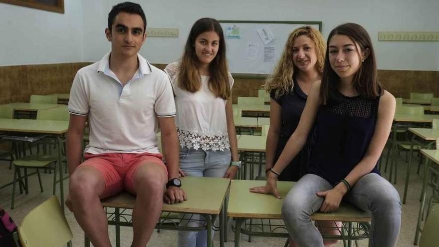 Teresa Finez (segunda por la derecha), con los tres alumnos que comenzarán el curso en Canadá.