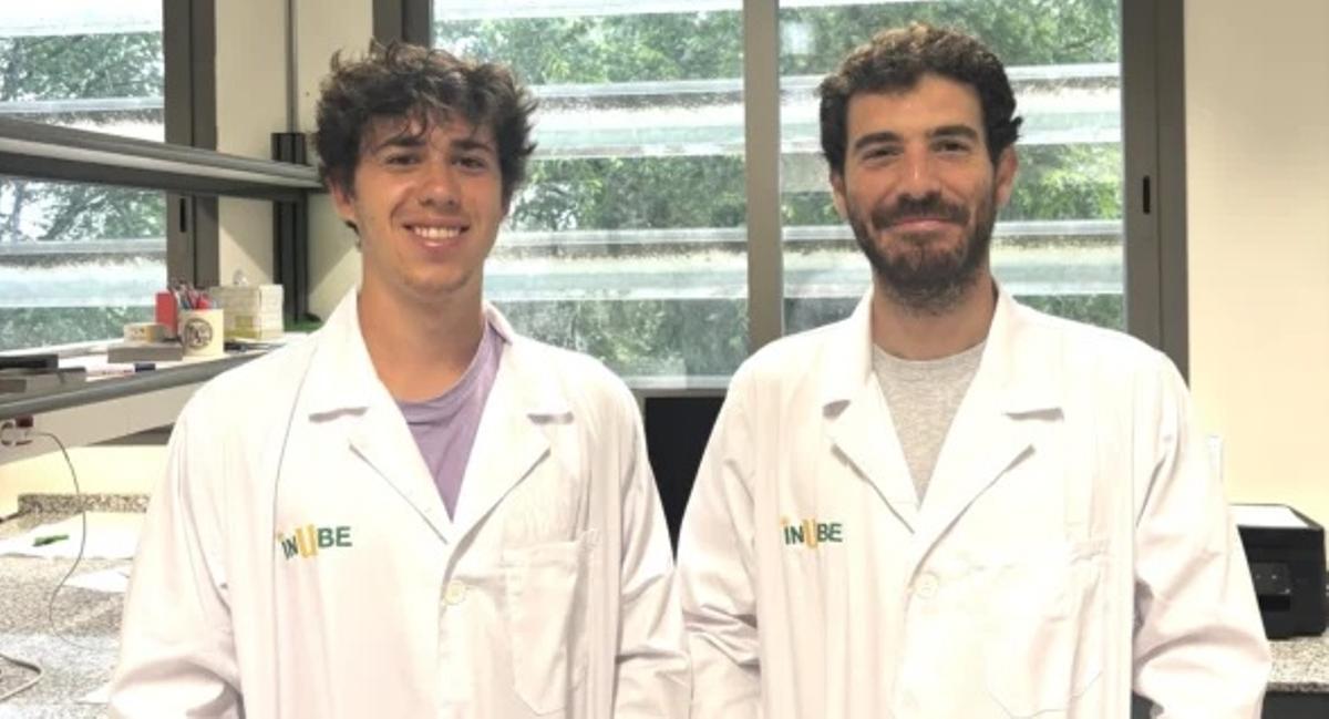 Los investigadores de la UEx Francisco Javier Arenas y Miguel Palomino.