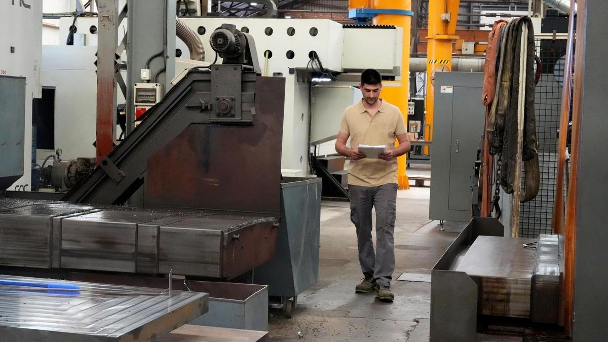 Interior de una industria de maquinaria cerámica.