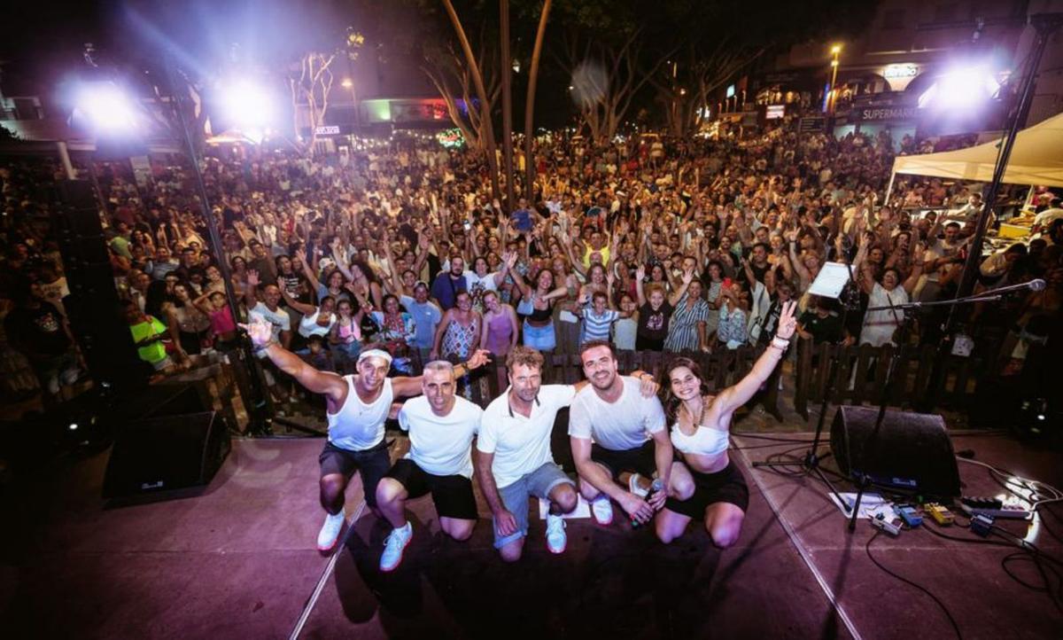 Esta Me La Sé, tras un concierto, con su público. | D. I.