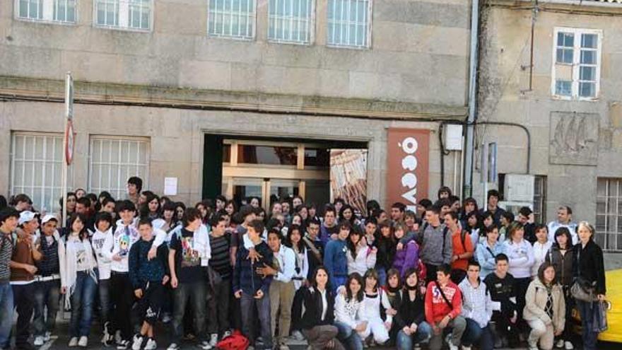 Unha foto de grupo na entrada do Museo Massó.