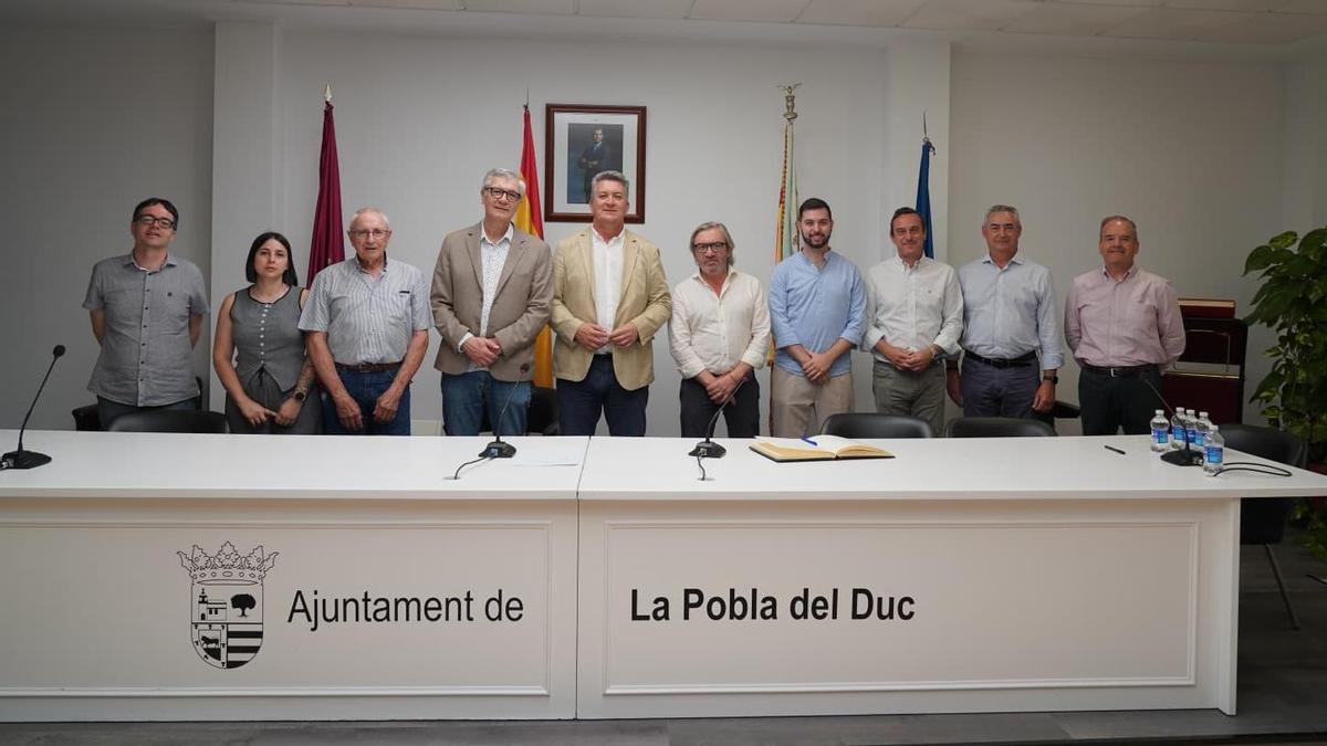 El conseller de Infraestructuras junto al alcalde y concejales de la Pobla del Duc, tras el anuncio de la depuradora.