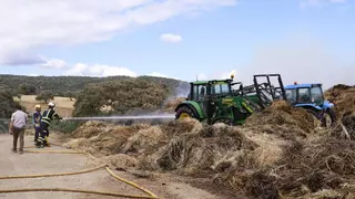 Un fuego devora un almiar de paja en la finca El Capricho en Córdoba