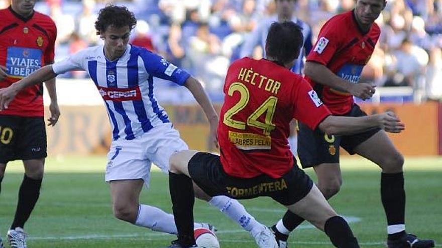 Marcos regatea a Héctor, del Mallorca, en un partido de la pasada temporada con el Recreativo