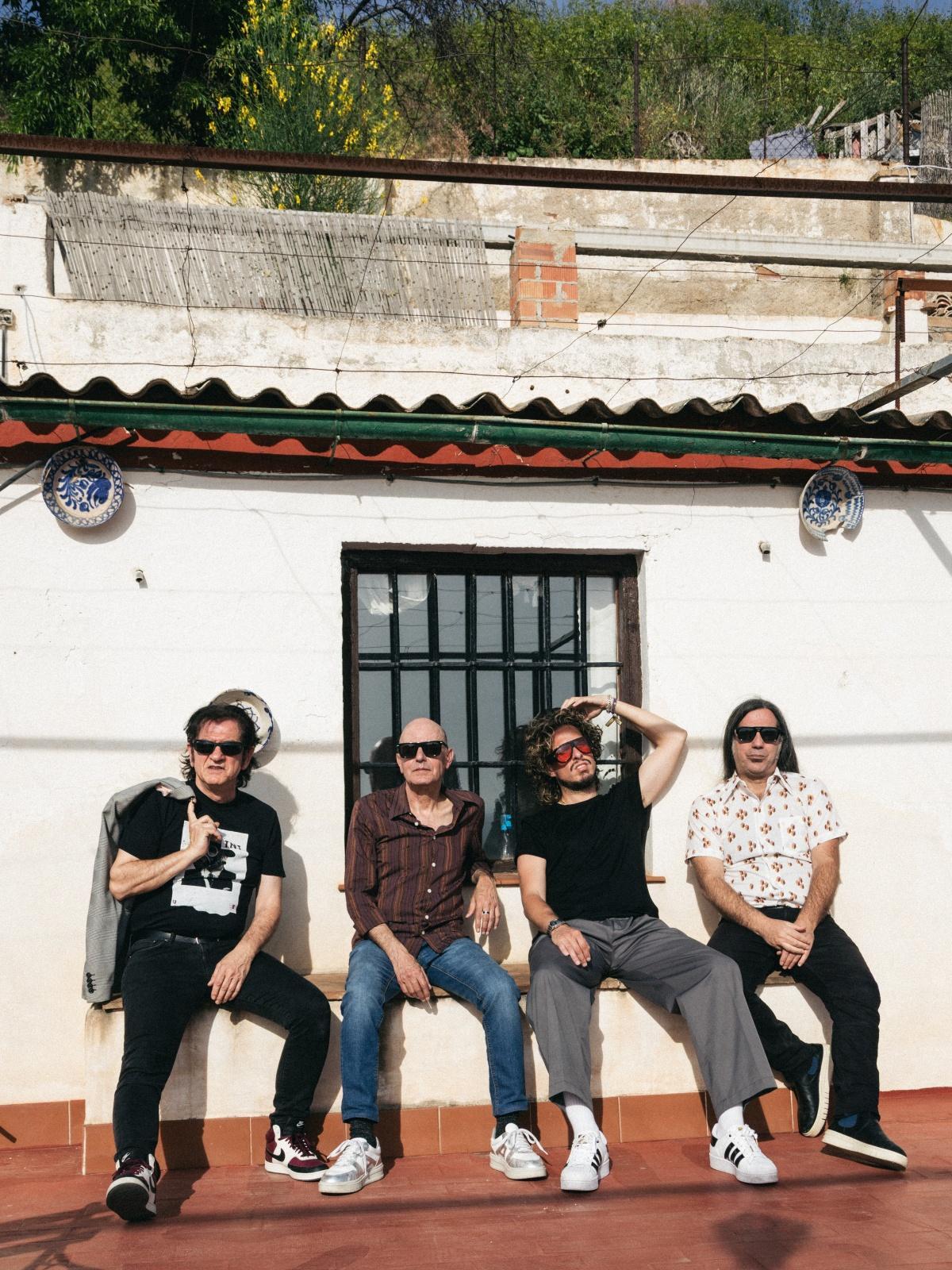 Kiki Morente con los miembros de Lagartija Nick.