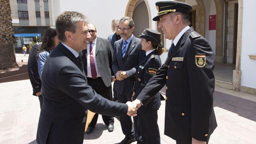 El director general de la Policía, Ignacio Cosidó, saluda al nuevo comisario de Puerto del Rosario, ayer.