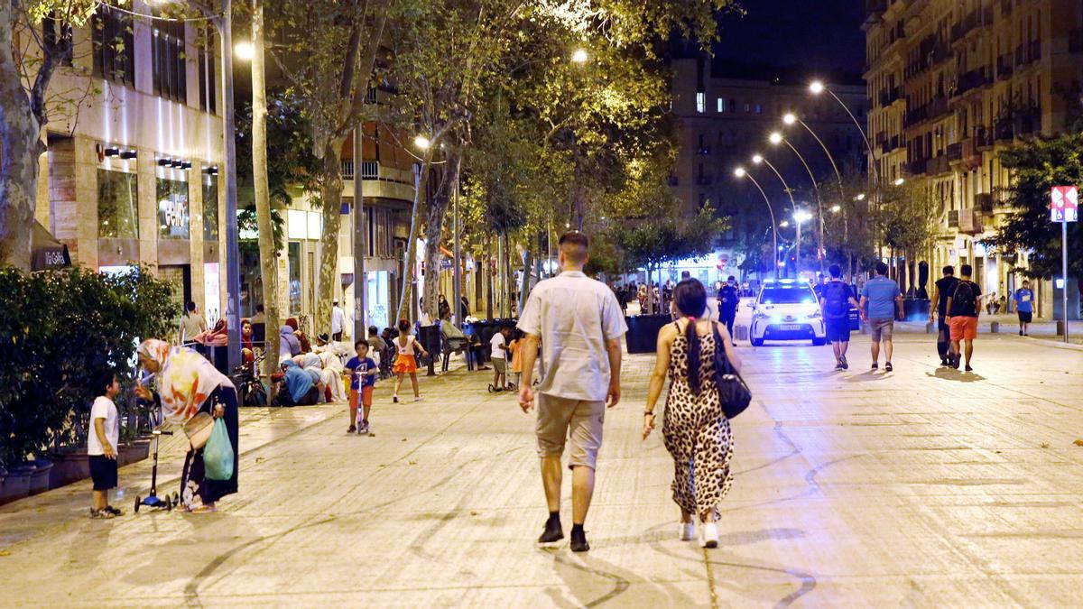 Degradación y botellones en ronda Sant Antoni.