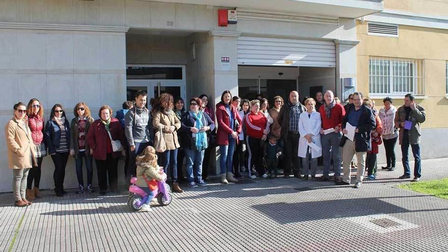 Usuarios y profesionales, a la puerta del consultorio de El Berrón, el pasado mes de enero.