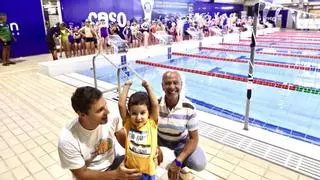 Mael, el pequeño gijonés de 3 años sin manos ni pies, recibe una ola de apoyo en el festival del Santa Olaya