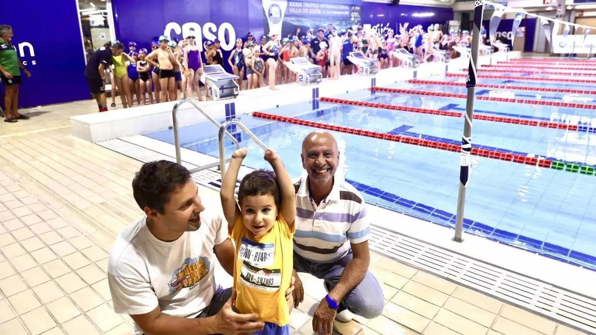 Mael, el pequeño gijonés de 3 años tetramputado, recibe una ola de apoyo en el festival del Santa Olaya