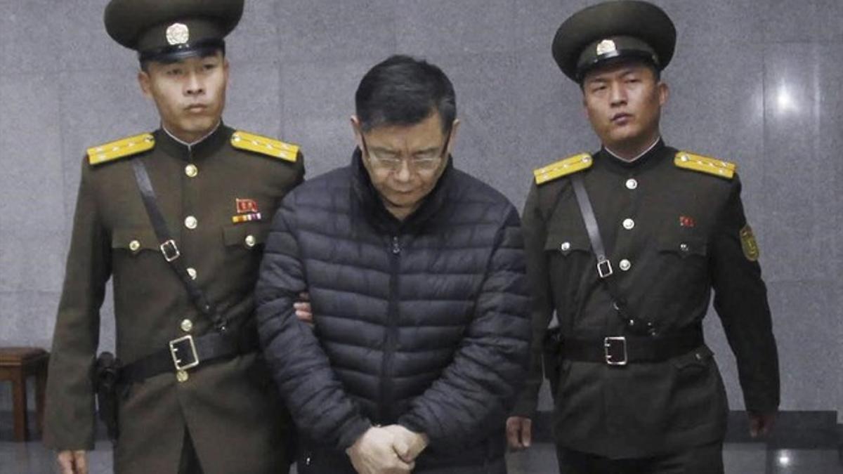Lim Hyeon-soo, escoltado por dos policías norcoreanos después de conocer la sentencia.