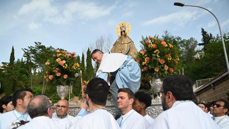 Video | Entrega del bastón de mando a la patrona de Cáceres