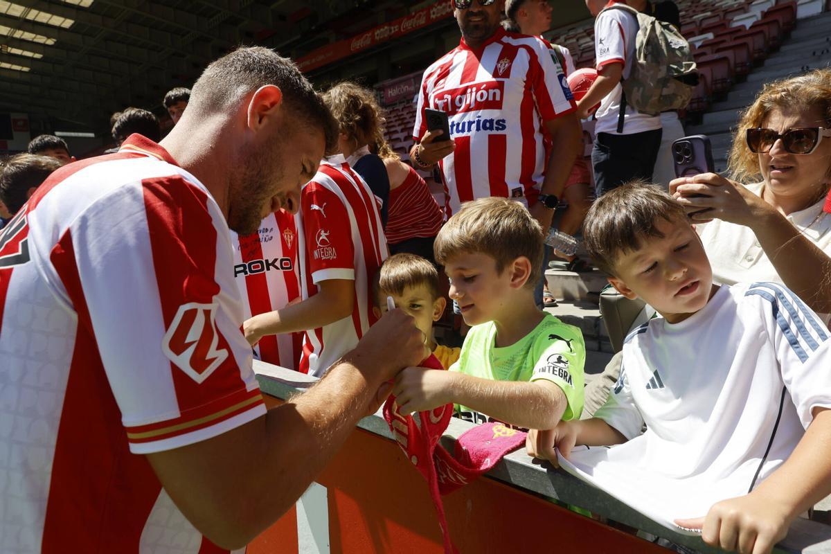 Los nueve fichajes del Sporting reciben el primer baño de masas en El Molinón ante 600 aficionados