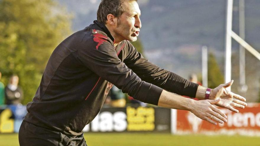 Tomás da instrucciones a sus jugadores durante un partido.