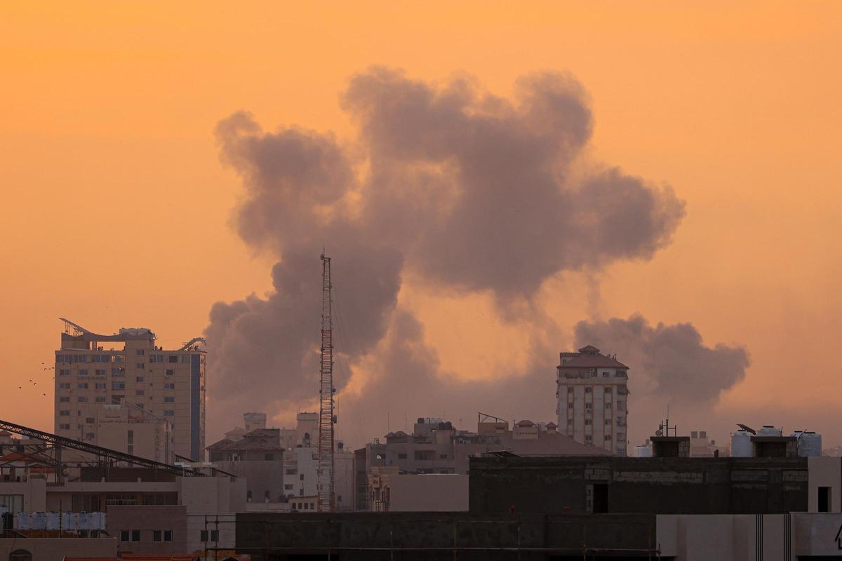 Columnas de humo se elevan desde un edificio en la ciudad de Gaza, tras un bombardeo de Israel