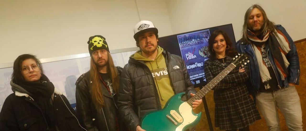 Sara Rus, Alberto Larralde, Julen Fernández, Yolanda Alonso y Luismi Díaz, durante la presentación del festival, ayer, en el Ayuntamiento. | Mara Villamuza