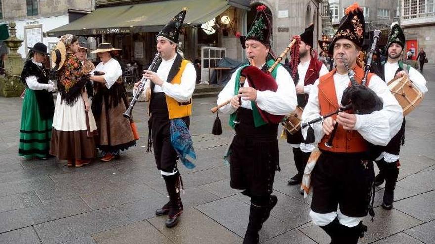 Pasacalles de Os de Algures y Pandereteiras Antela acompañando a la Asociación do Traxe Tradicional. // Rafa Vázquez