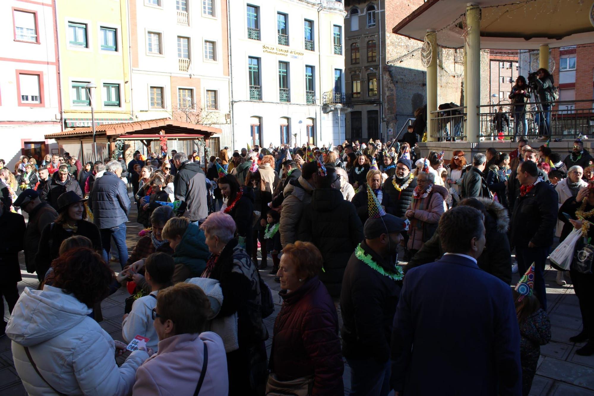 Así fue la Nochevieja anticipada en San Martín del Rey Aurelio: cientos de personas dieron la bienvenida al 2024 a las 12.25 del día 30