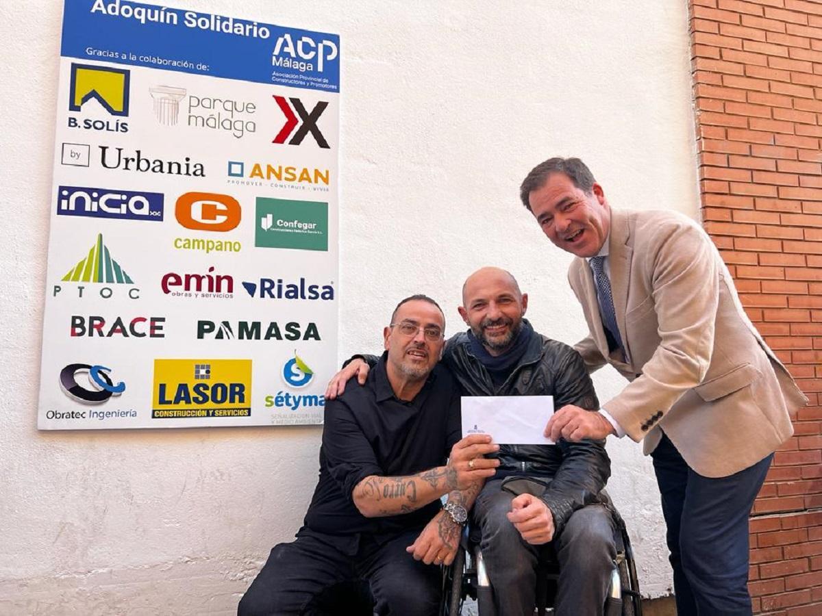 Juan Manuel Rosillo, presidente de la ACP, y el concejal Raúl López, entregan la ayuda a Curro López, de la asociación Lagunillas-Cruz Verde.