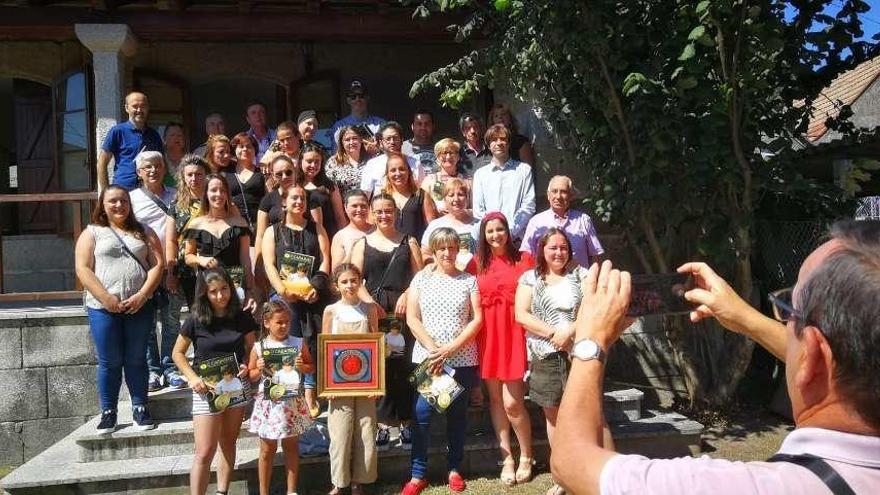 Arriba, retrato de familia de los premiados y aistentes al acto en Berducedo. A la izq., un momento de la entrega del galardón en la Casa de Cultura.  // S.Á.