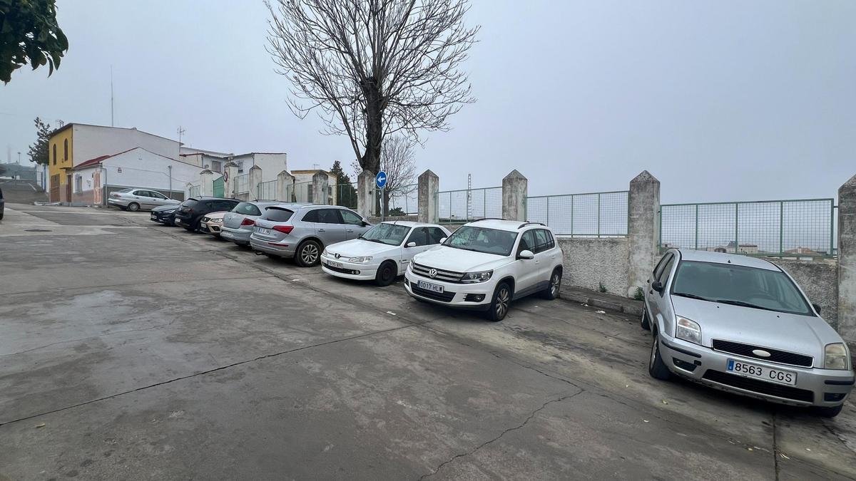 Acceso a los depósitos municipales de agua de La Calzada, en Lucena.