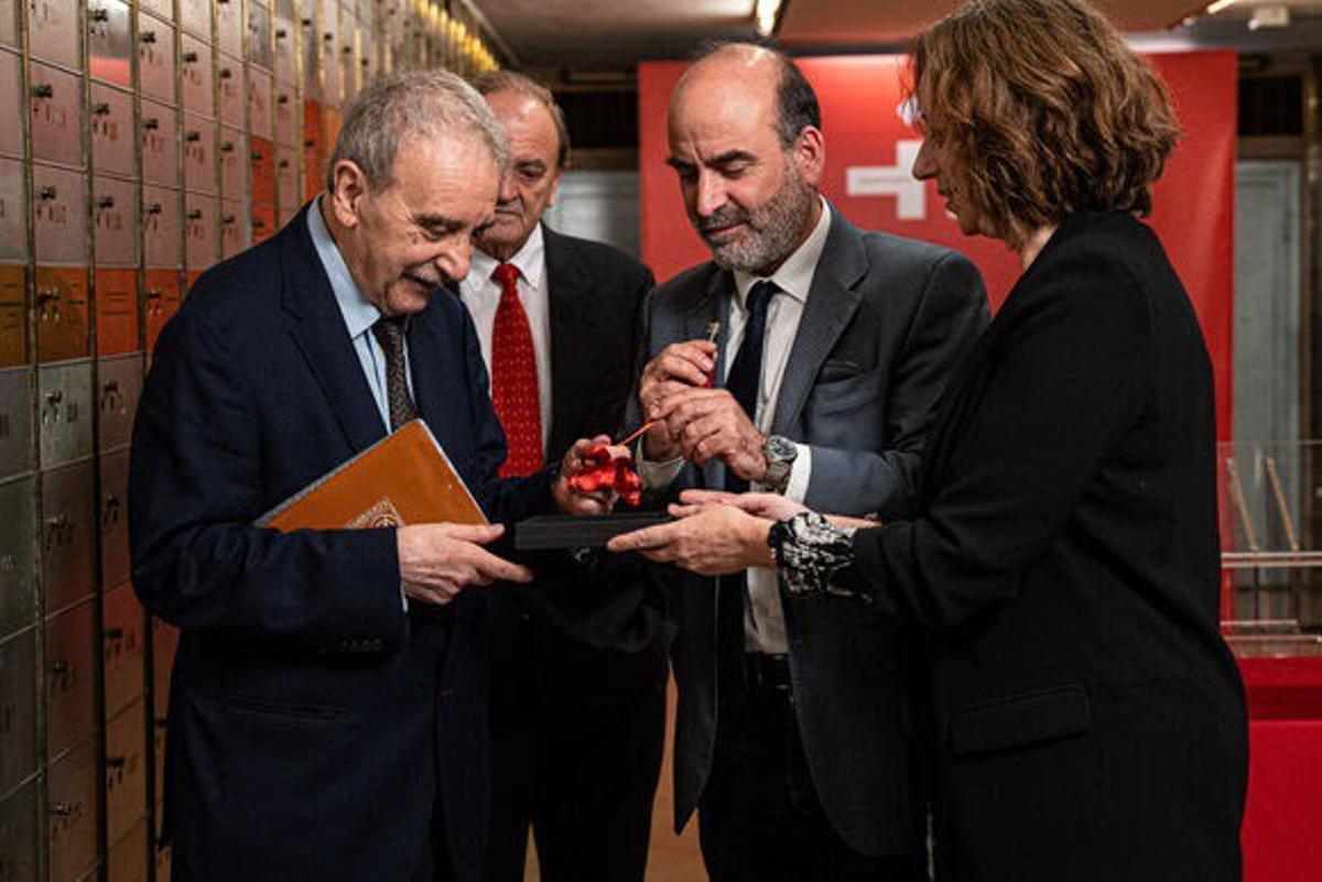 El escritor Manuel Longares recibe la copia de la llave de la caja de seguridad 109.