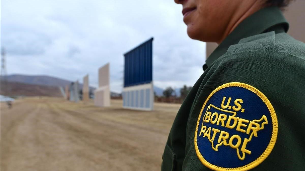 Oficial de la Patrulla Fronteriza de EEUU, Tekae Michael, se encuentra cerca de los prototipos del muro fronterizo propuesto por el presidente de los Estados Unidos, Donald Trump, en San Diego, California