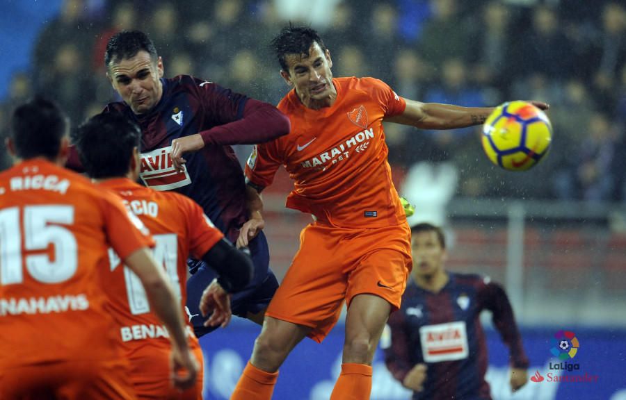 José González debuta en el banquillo del club blanquiazul logrando un empate en Ipurúa en el que el equipo supo competir