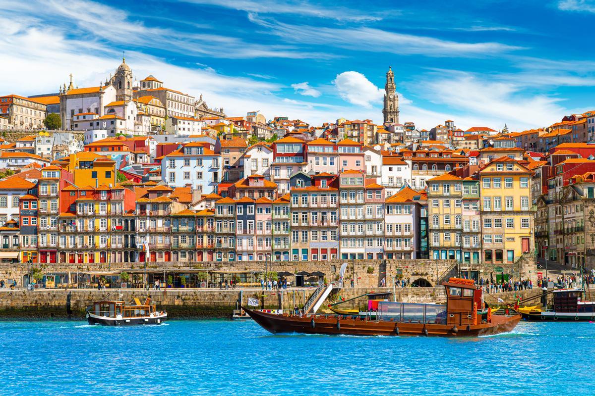 Las fachadas de colores de Oporto desde el río.