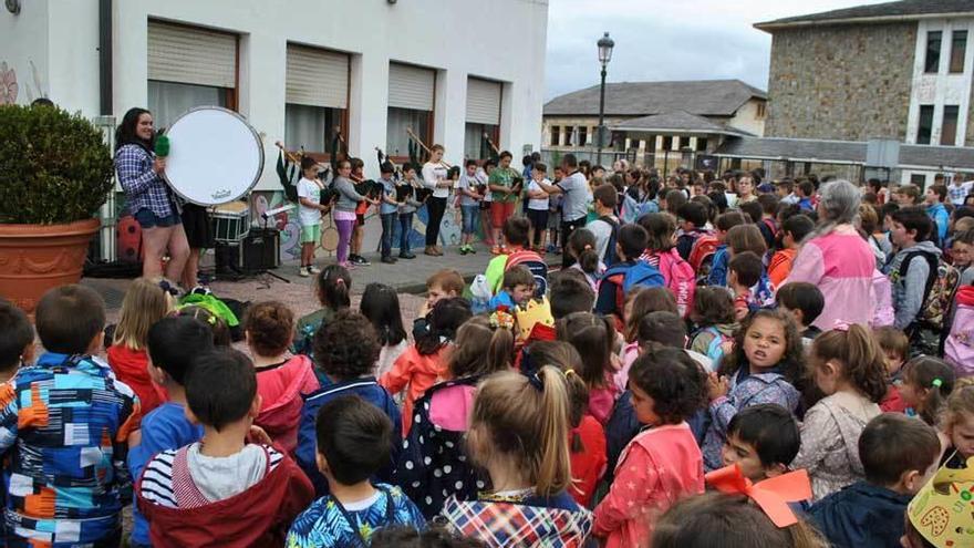 Adiós al curso a ritmo de himno en el Ramón de Campoamor