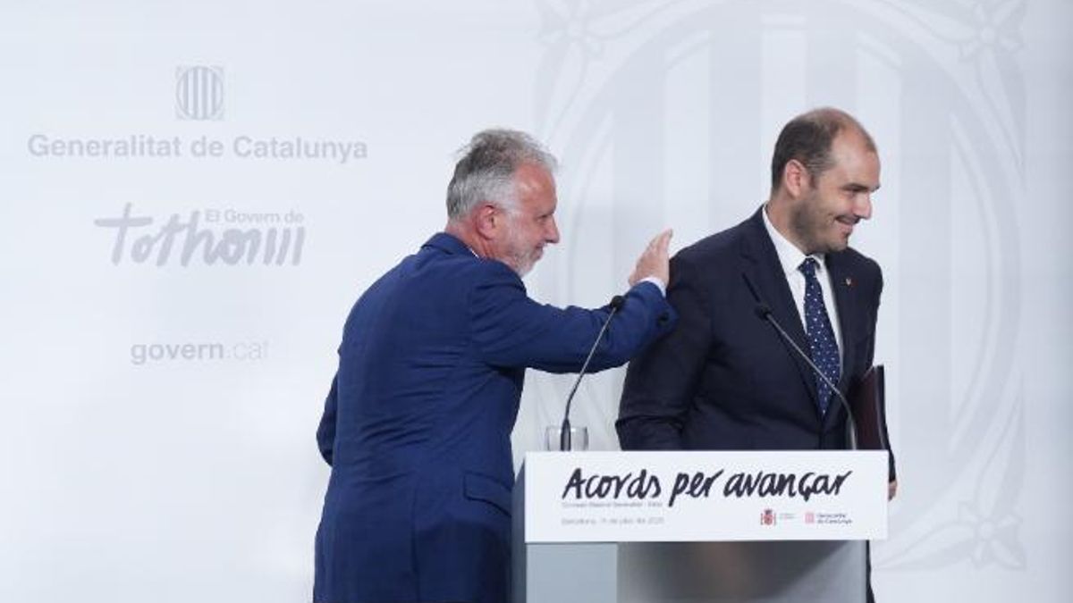 El ministro de Política Territorial, Ángel Víctor Torres, junto al consejero catalán de la Presidencia, Albert Dalmau, ayer en el Palau de la Generalitat.
