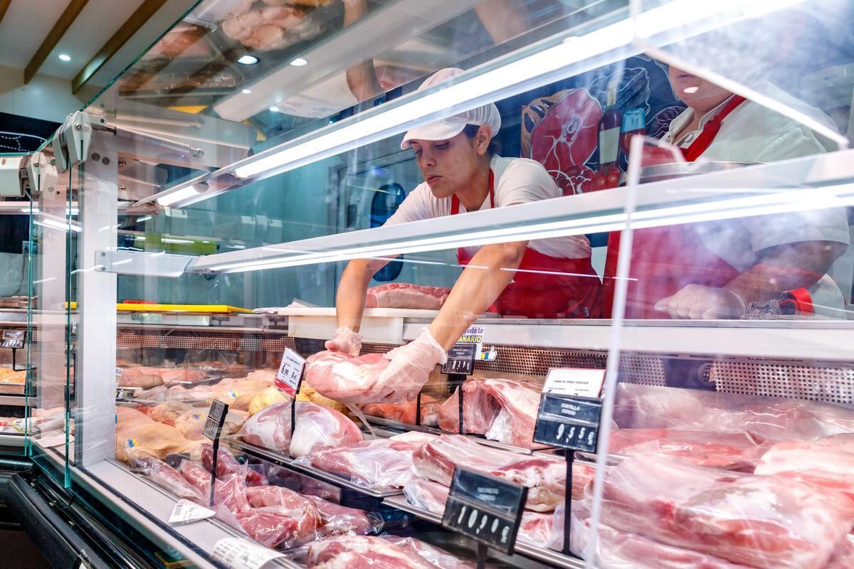 Una de las participantes en el momento de sus prácticas en SPAR Ángel Guimerá