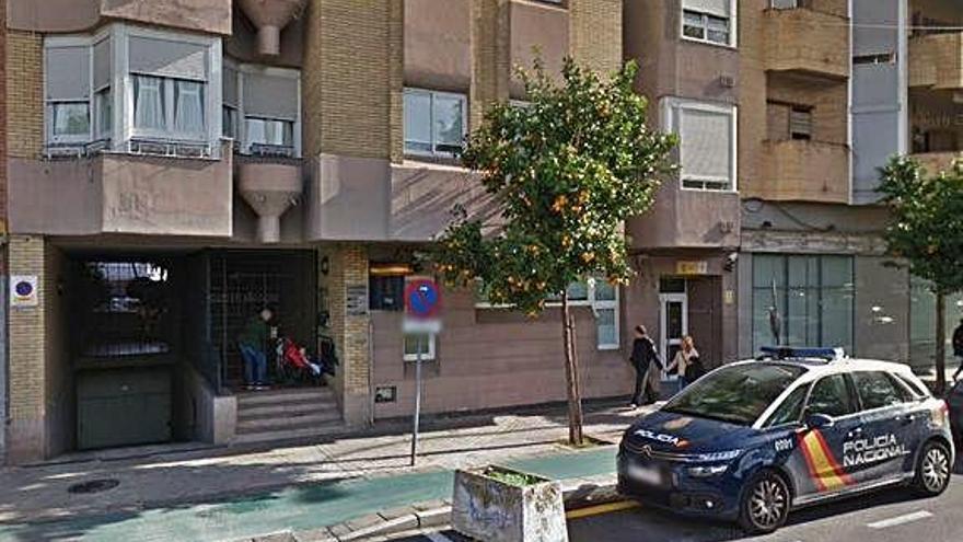 Fachada de la comisaría donde falleció el hombre.