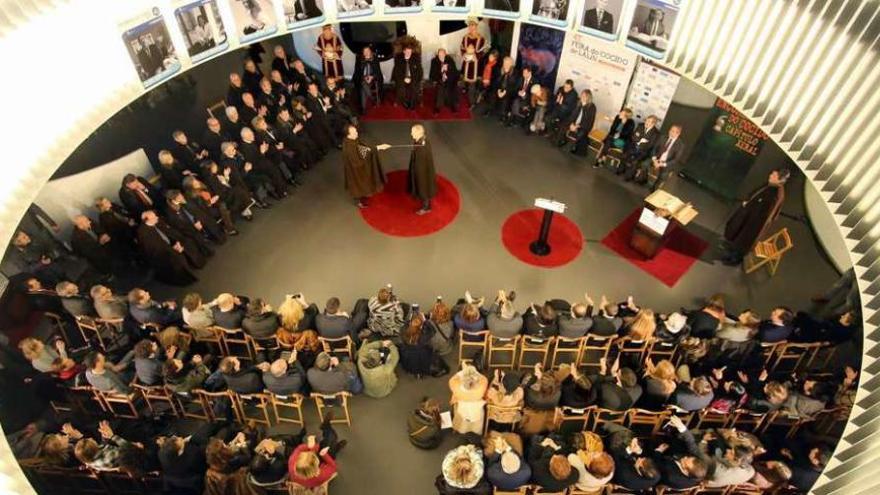 Ceremonia de la Encomenda do Cocido de este año en el vestíbulo del consistorio. // Bernabé/Gutier