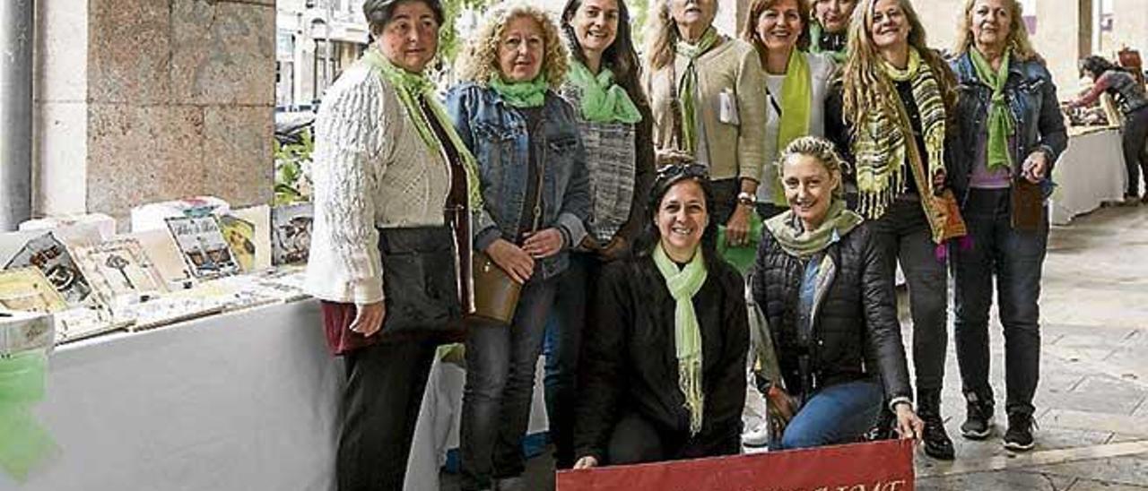 Artesanos y organizadores del mercadillo.