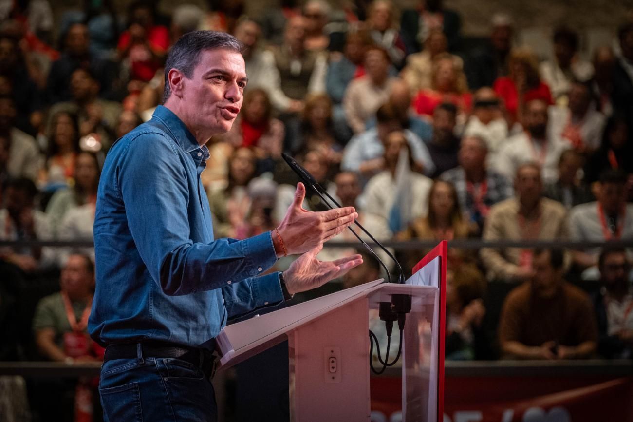 Pedro Sánchez cierra el Congreso de los socialistas canarios.