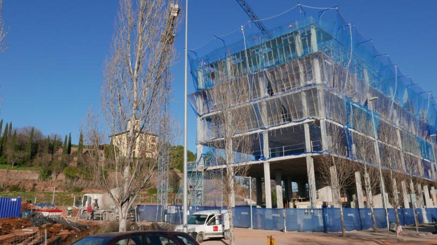 L&#039;estructura del primer bloc, molt avançada; al darrere, la torre Vinyes