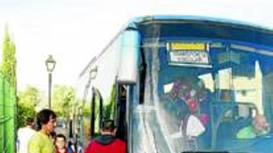 El transporte escolar pide apoyo ante &quot;la peor situación de su historia&quot;