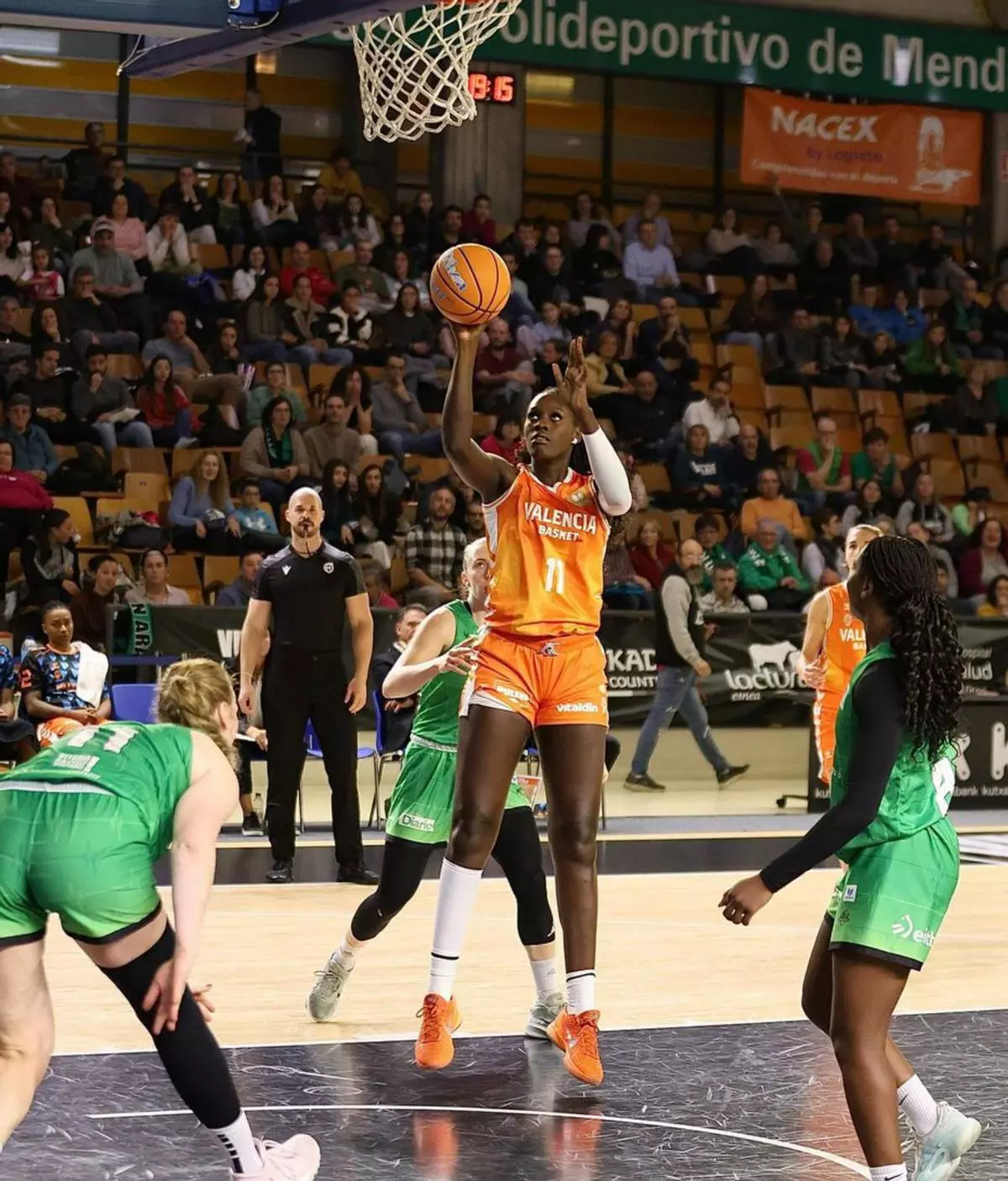 Las pívots ‘taronja’ reinan en Vitoria (56-77)