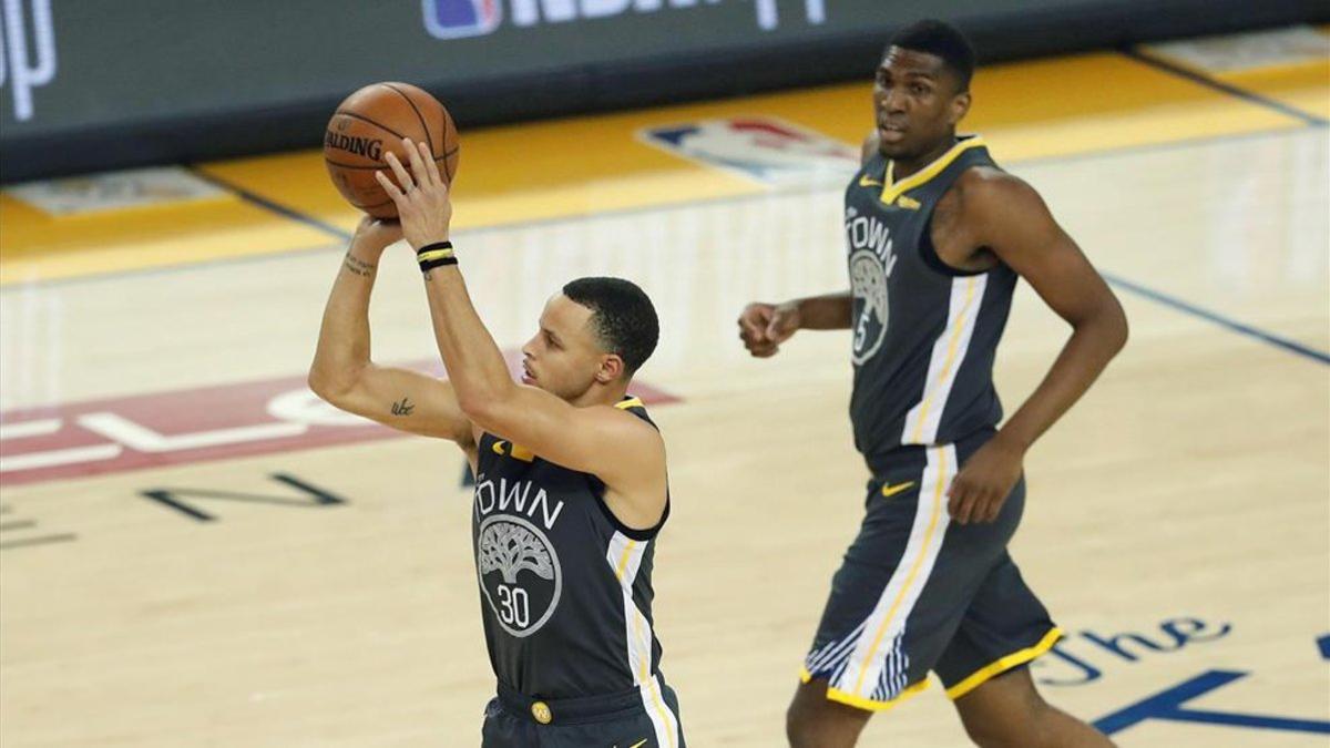 Curry lanza uno de sus triples ante New Orleans Pelicans