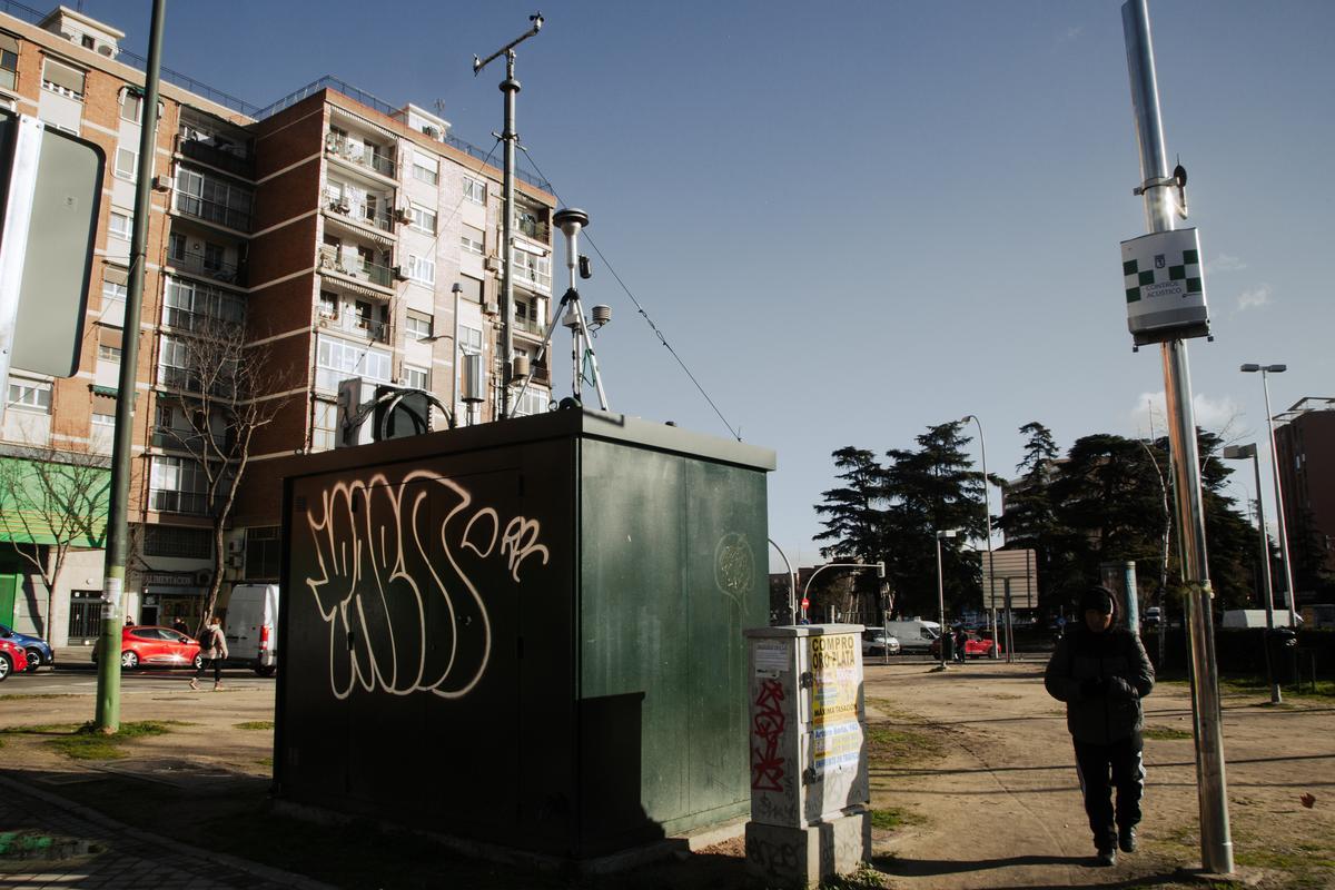 Imagen del medidor de la calidad del aire de Plaza Elíptica, 'punto negro' de la contaminación en Madrid.