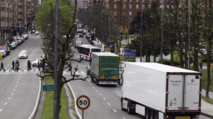 Camiones circulando por la Avenida Príncipe de Asturias de Gijón.