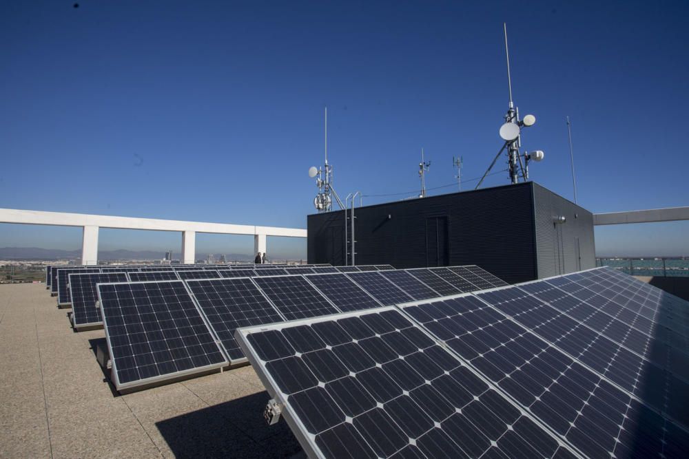 Las placas fotovoltaicas instaladas en la terraza de la Torre 1 del complejo.