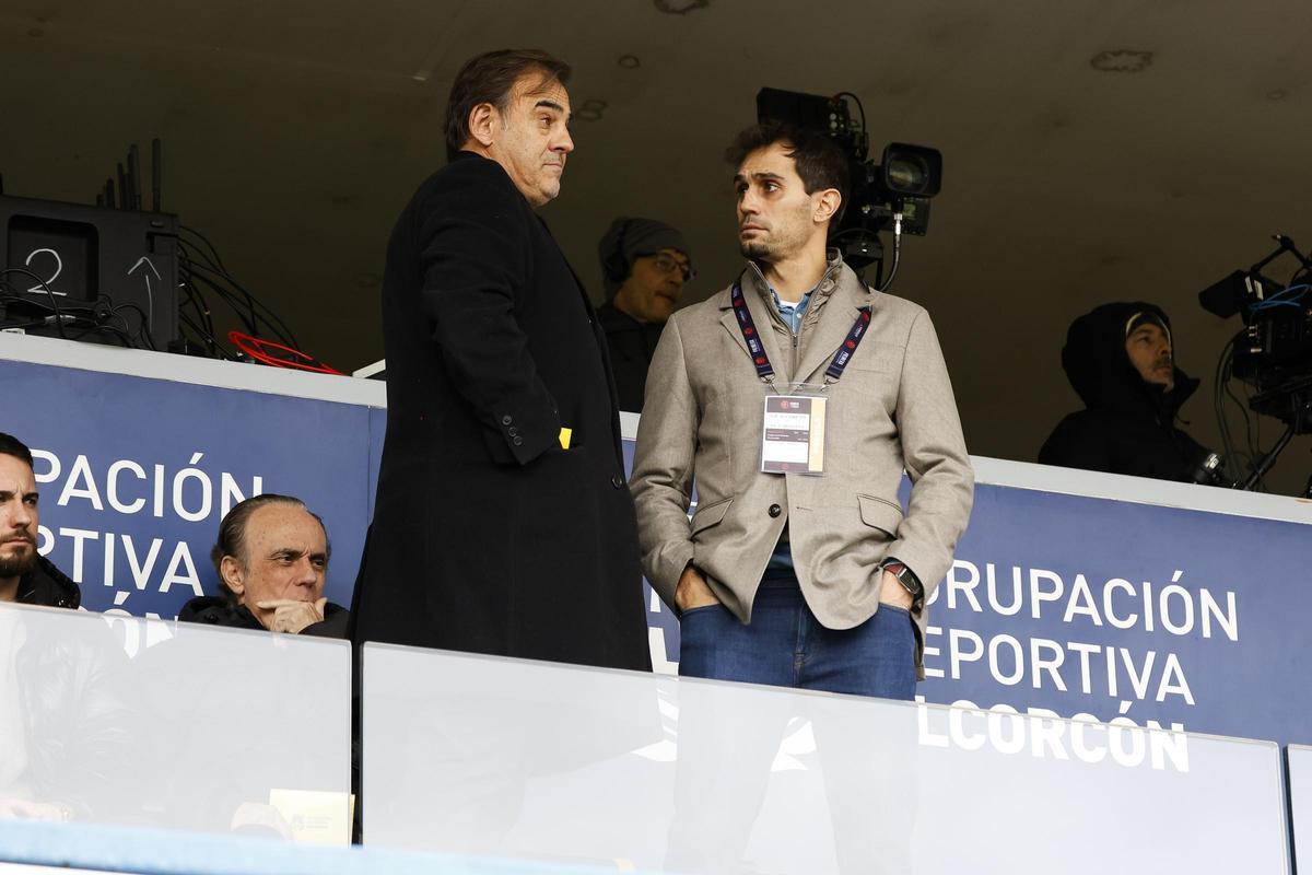 Javier Hernández y Alejandro Arribas, en el palco del estadio Santo Domingo en el Alcorcón-FC Cartagena