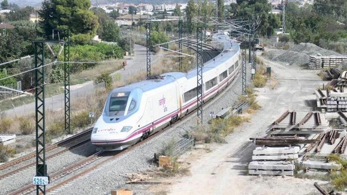 El tren que prueba la línea del AVE entre Orihuela y Murcia.