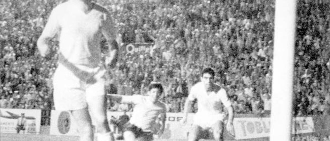 Ignacio Zoco lamenta el gol de León (c), con Manolo Sanchís (d) y Betancort sobre el césped del viejo Insular, en el partido que el Real Madrid ganó a la UD (2-4) en 1969 y del que el pasado domingo se cumplieron 46 años.