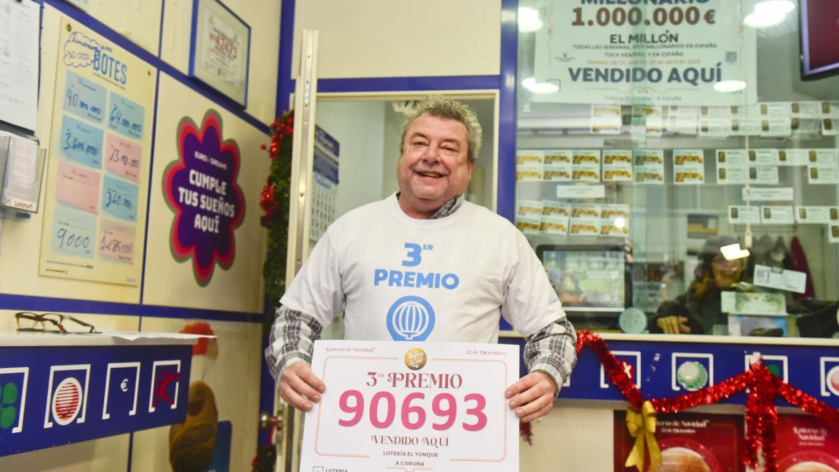 César Quiñones posa con el número premiado