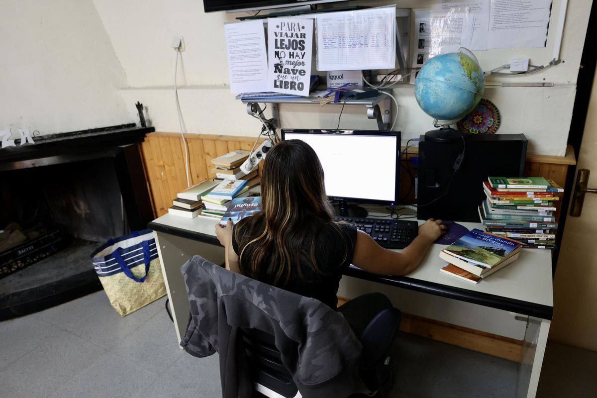 Una joven, en la biblioteca de La Zarza, en Abanilla.