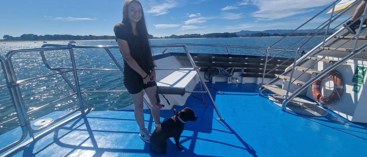 Los perros también son bienvenidos en los catamaranes que operan en O Grove.