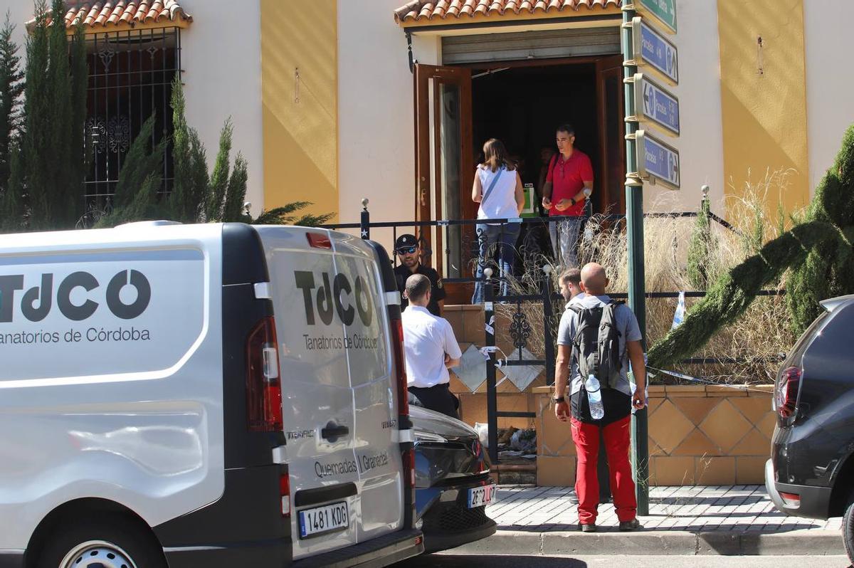 Agentes de la Policía, en las puertas de la nave en la que ha sido hallado el cuerpo sin vida.